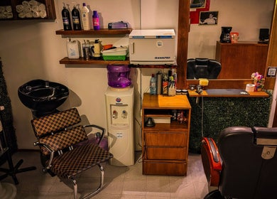 Interior de Pelizzari Barbershop - Parque Patricios en Buenos Aires, destacando equipos de estilista.