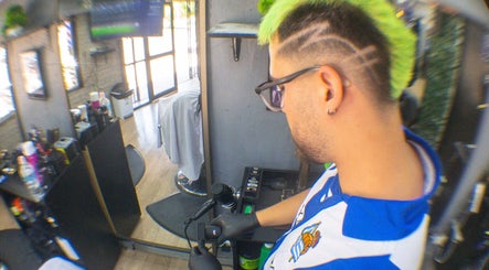 Barbero creando un estilo único en Ramses Barber, Peñalolén, Región Metropolitana, CL.