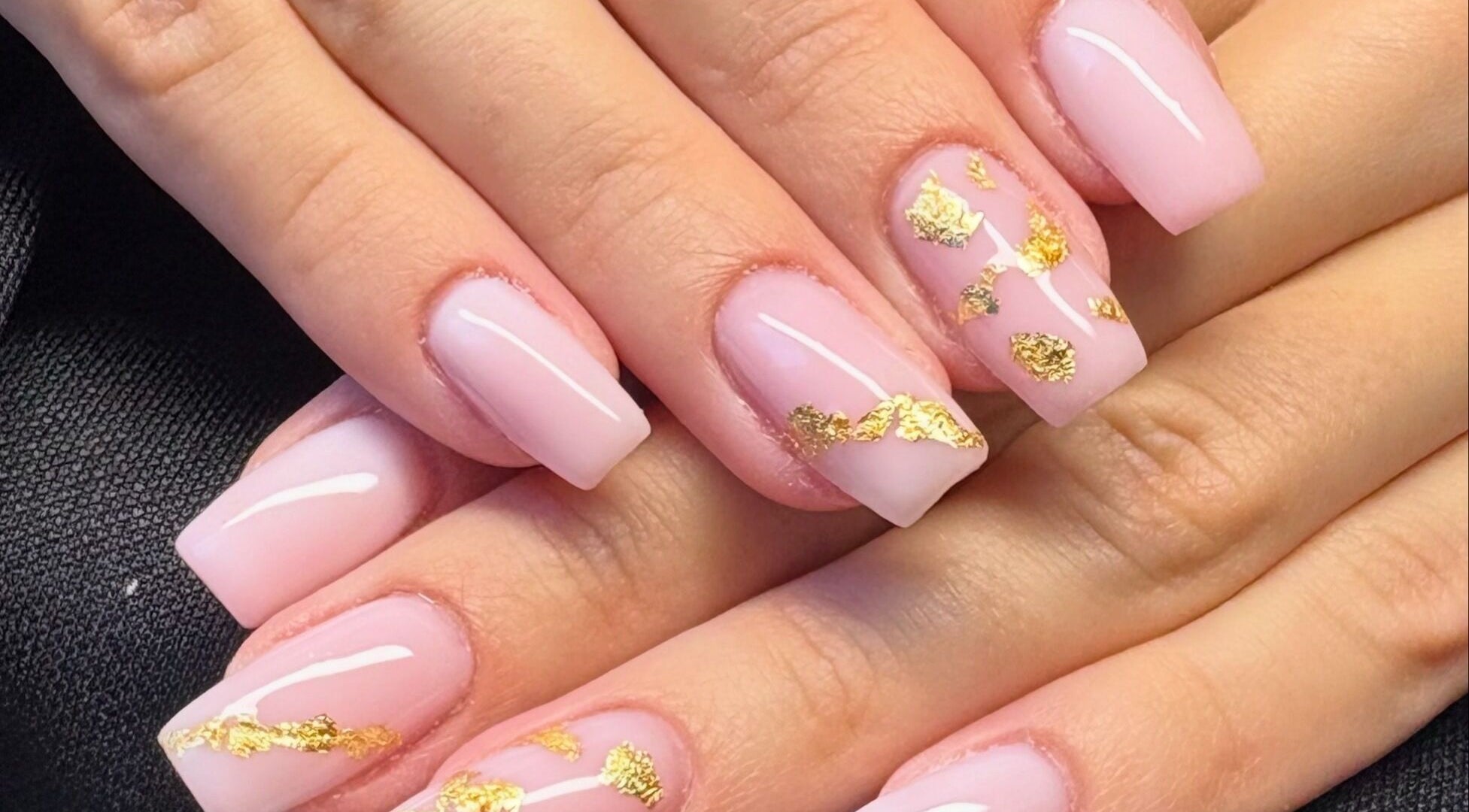 Ongles manucurés avec dorure chez Zen Services, Vonnas, Auvergne-rhône-alpes, FR.