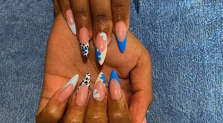Elegant blue and white nail art at shine.haus.studio, Oxnards, Saint James, BB showcasing detailed creativity.