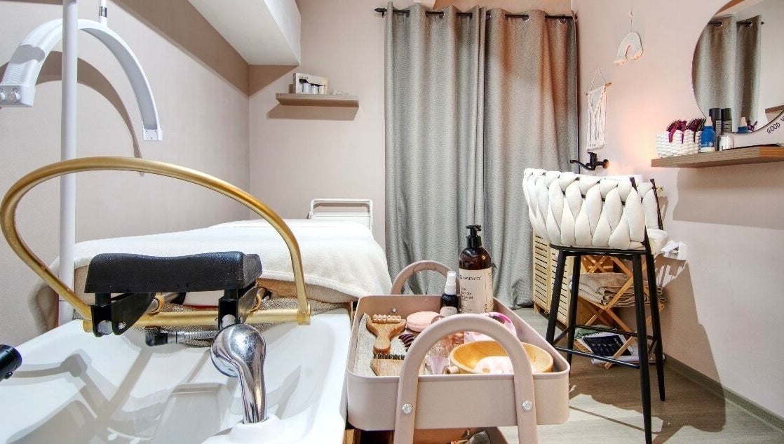 Interiér wellness salónu Headspaellie v Hradec Králové, Královéhradecký Kraj, CZ, s moderním zařízením.