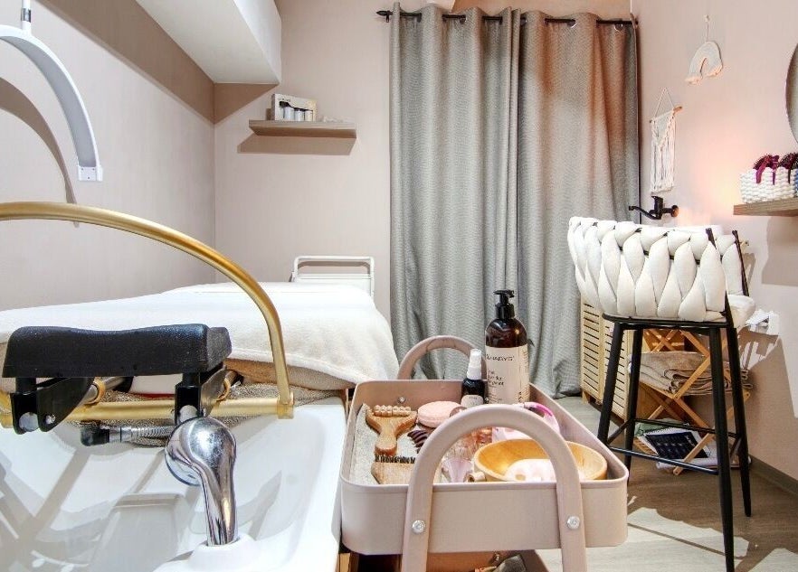 Interiér wellness salónu Headspaellie v Hradec Králové, Královéhradecký Kraj, CZ, s moderním zařízením.