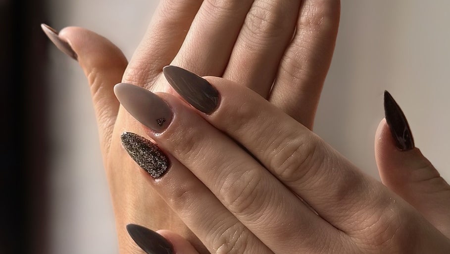 Stylisme d'ongles moderne à Arch and Stone, Montréal, Québec, CA. Ongles longs noirs et brillants.