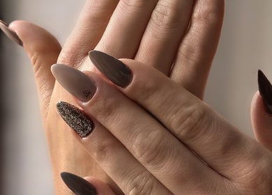 Stylisme d'ongles moderne à Arch and Stone, Montréal, Québec, CA. Ongles longs noirs et brillants.