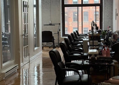 Intérieur du salon Arch and Stone à Montréal, Québec, CA, offrant une ambiance chic et accueillante.