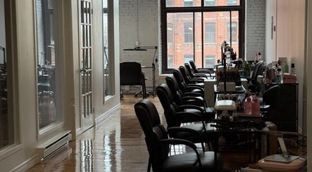 Intérieur du salon Arch and Stone à Montréal, Québec, CA, offrant une ambiance chic et accueillante.