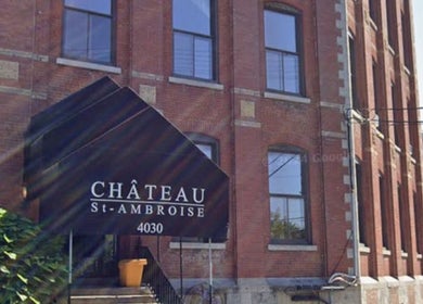 Entrée de l'Arch and Stone, Montréal, Québec, CA avec une façade en brique et une marquise distinguée.