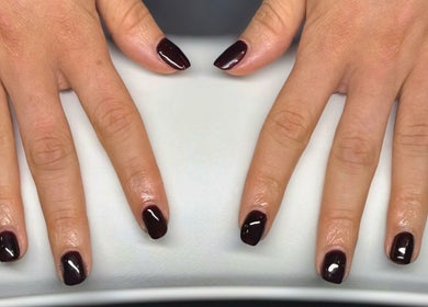 Manucure noir ébène chez Arch and Stone à Montréal, Québec, CA, mettant en valeur des ongles soignés.