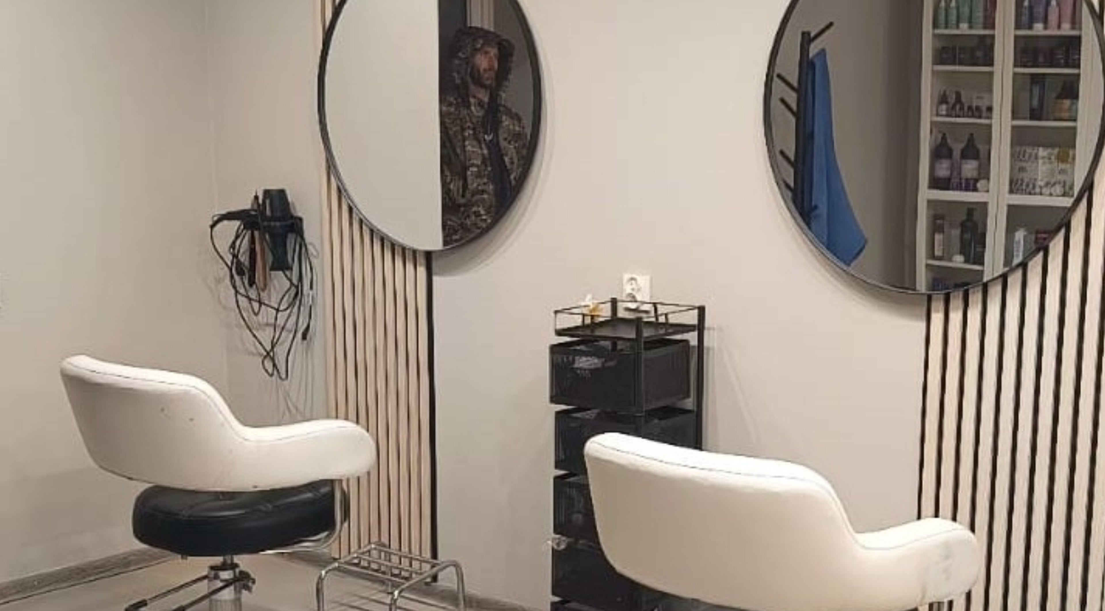 Nowoczesne wnętrze AB Hair Style, Warta Bolesławiecka, Województwo Dolnośląskie, PL z lustrami i fotelem.