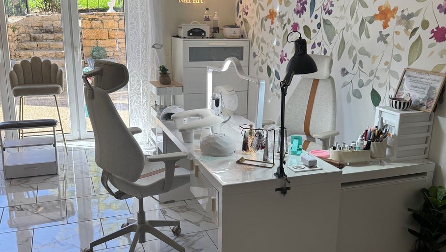 Espace nail art lumineux à Au Bonheur Des Mains, Noidans-lès-vesoul, Bourgogne-franche-comté, FR.
