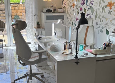 Espace nail art lumineux à Au Bonheur Des Mains, Noidans-lès-vesoul, Bourgogne-franche-comté, FR.