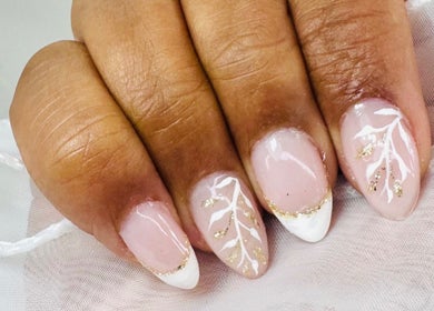 Ongles décorés avec élégance à Au Bonheur Des Mains, Noidans-lès-vesoul, Bourgogne-franche-comté, FR.