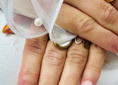 Nail art élégant avec perle chez Au Bonheur Des Mains, Noidans-lès-vesoul, Bourgogne-franche-comté, FR.