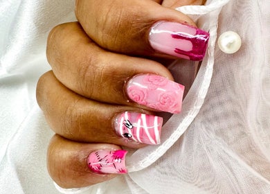 Nail art rose et blanc à Au Bonheur Des Mains, Noidans-lès-Vesoul, Bourgogne-Franche-Comté, FR.