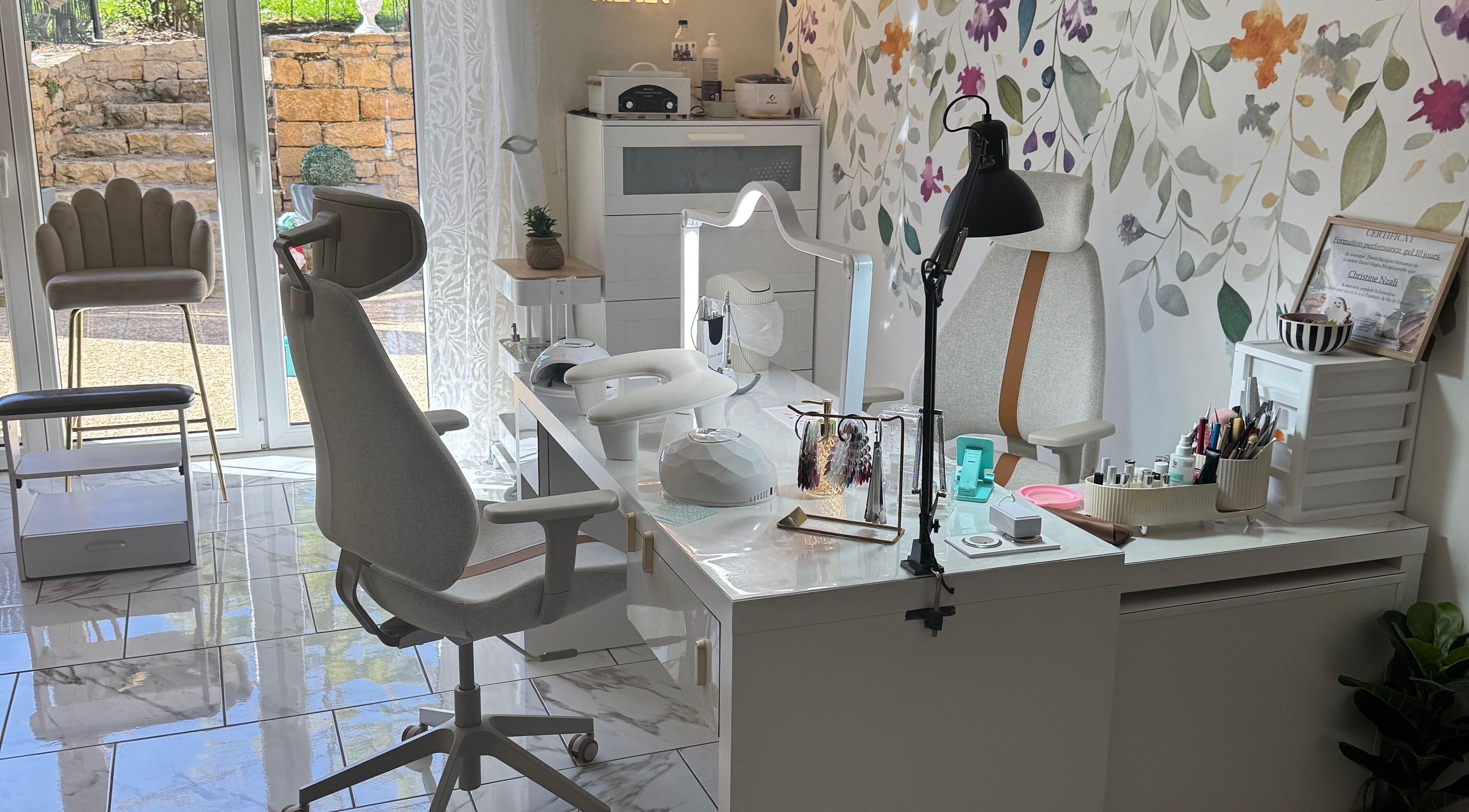 Salon lumineux chez Au Bonheur Des Mains à Noidans-lès-Vesoul, Bourgogne-Franche-Comté, FR offrant des services de beauté.