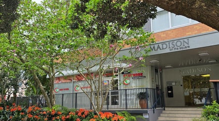 AiRelax Spa 位于 Auckland, Auckland, NZ，入口被绿色植物环绕，营造宁静氛围。