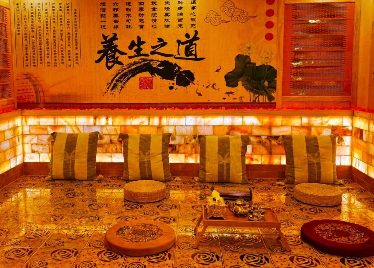 Relaxing bamboo decor at AiRelax® Bodywork in Auckland, NZ exudes tranquility with warm lighting and cushions.