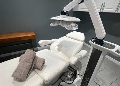 Relaxing treatment room at YOSHIDA BEAUTY CLINIC 【Broadway Location】, Vancouver, British Columbia, CA.