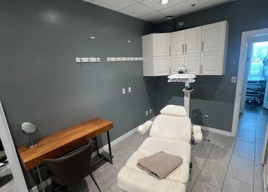 Cozy treatment room at YOSHIDA BEAUTY CLINIC【Broadway Location】in Vancouver, British Columbia, CA.
