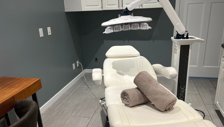 YOSHIDA BEAUTY CLINIC【Broadway Location】 tranquil treatment room in Vancouver, British Columbia, CA with spa chair.