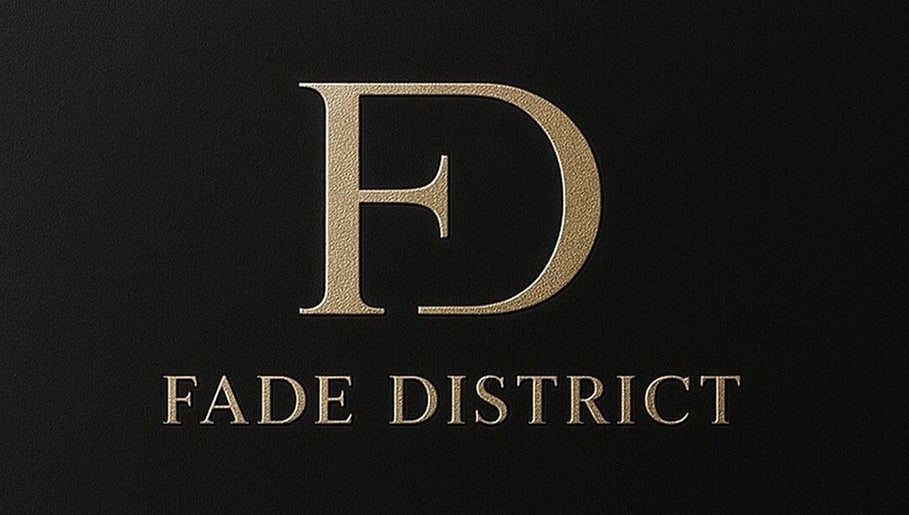 Елегантно лого на Fade District, Пловдив, Пловдив, BG върху черен фон.