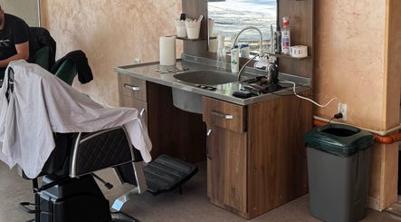 Модерна станция в Fade District, Пловдив, Пловдив, BG с оборудване и огледало.