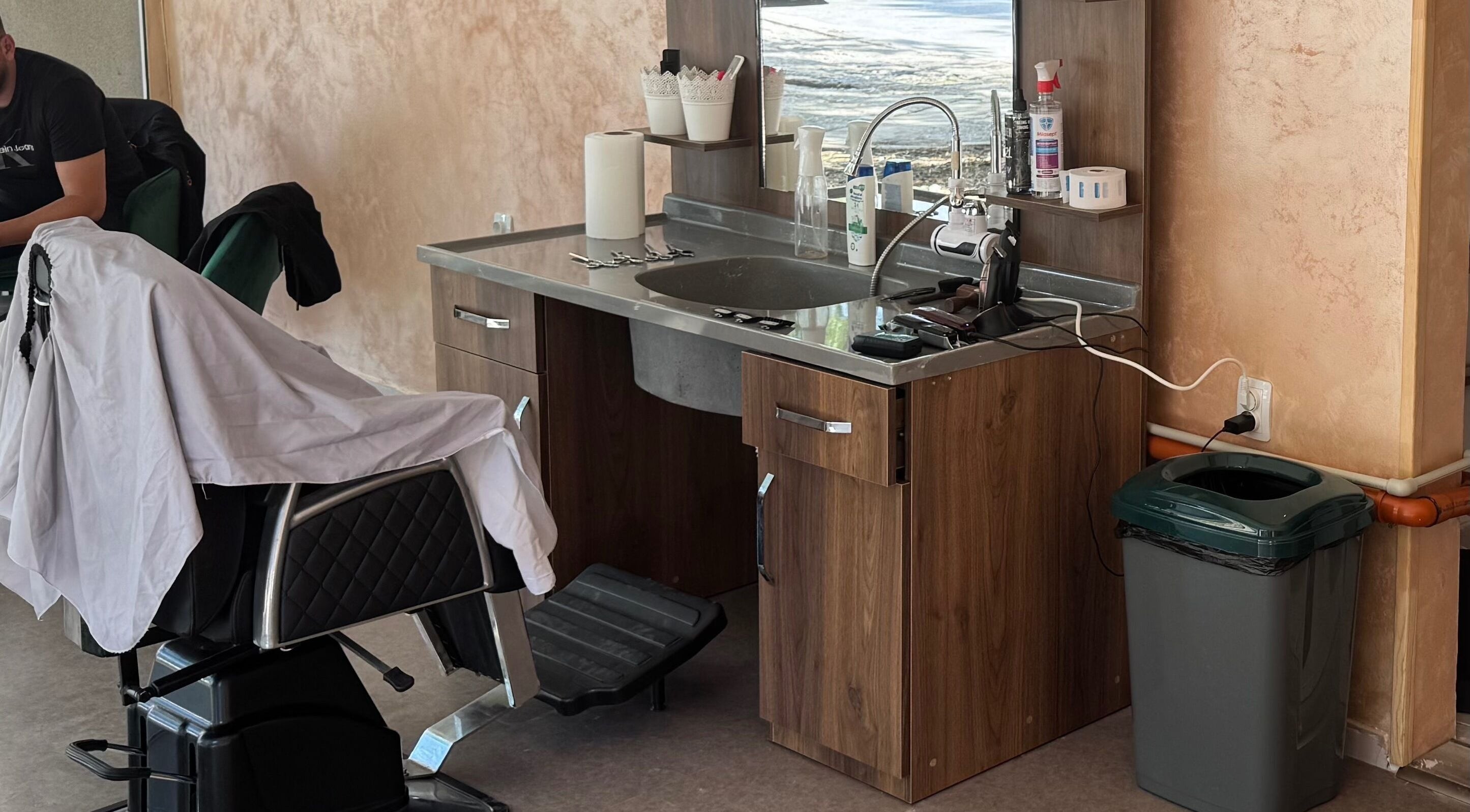 Модерна станция в Fade District, Пловдив, Пловдив, BG с оборудване и огледало.