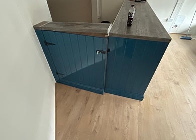 Stylish blue reception counter at Shampooched, Croydon, England, GB platforming a chic wooden finish.