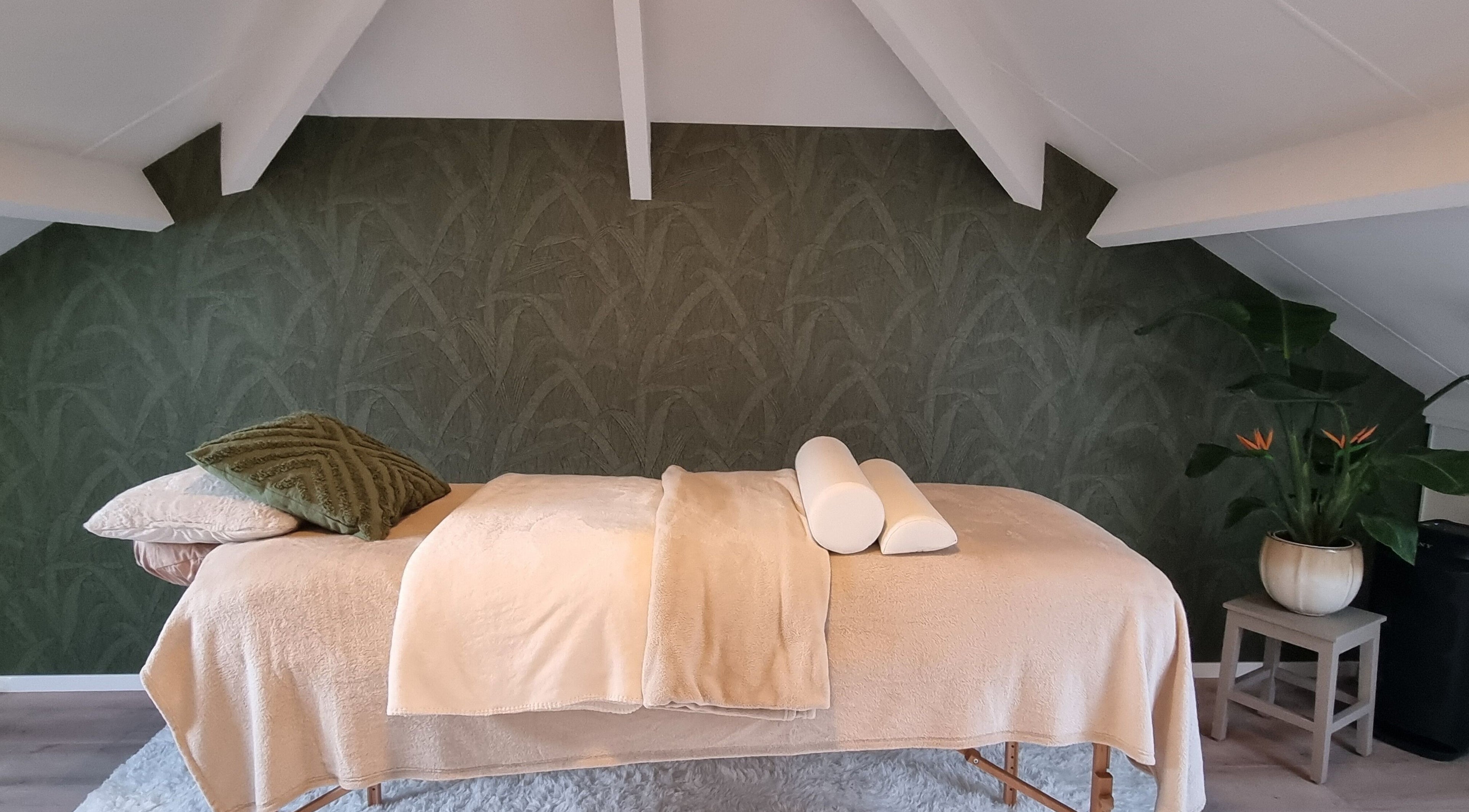 Ontspannen massageruimte bij Luz de LunaLera - Holistic Health & Healing in Hulst, Zeeland, NL.