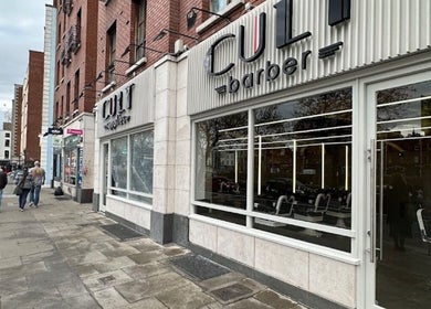 Fachada da barbearia Hairstyles Victor Estefen em Dublin, County Dublin, IE, com design moderno.