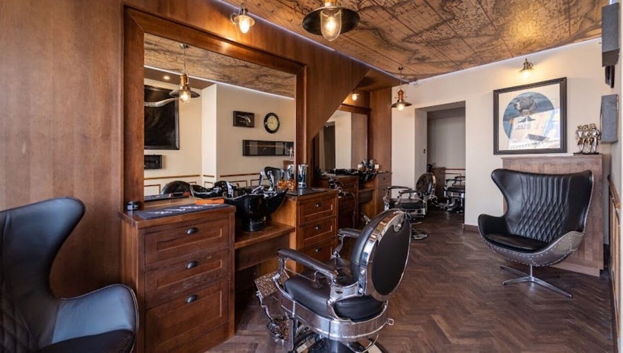 Interior sofisticado da Cult Barber Malahaide em Malahide, County Dublin, IE, com cadeiras de barbeiro modernas.