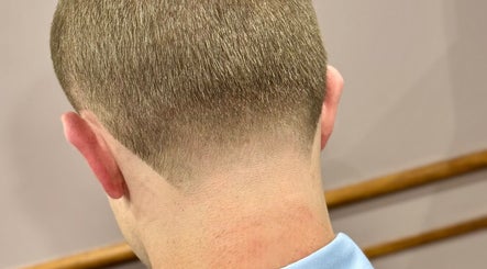 Close-up de um corte de cabelo fresco no Cult barber Malahaide, Malahide, County Dublin, IE.
