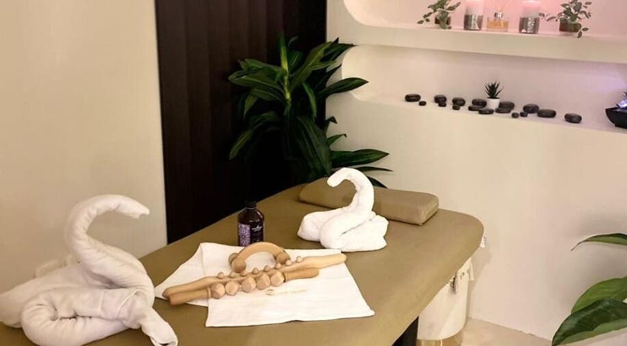 غرفة تدليك معاصرة في Shea Salon Spa & Beauty، مكة، مكة المكرمة، لتجربة استرخاء فائقة.