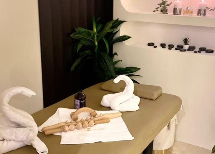 غرفة مساج مريحة في صالون شيا سبا للتجميل بمكة، مكة المكرمة، السعودية.