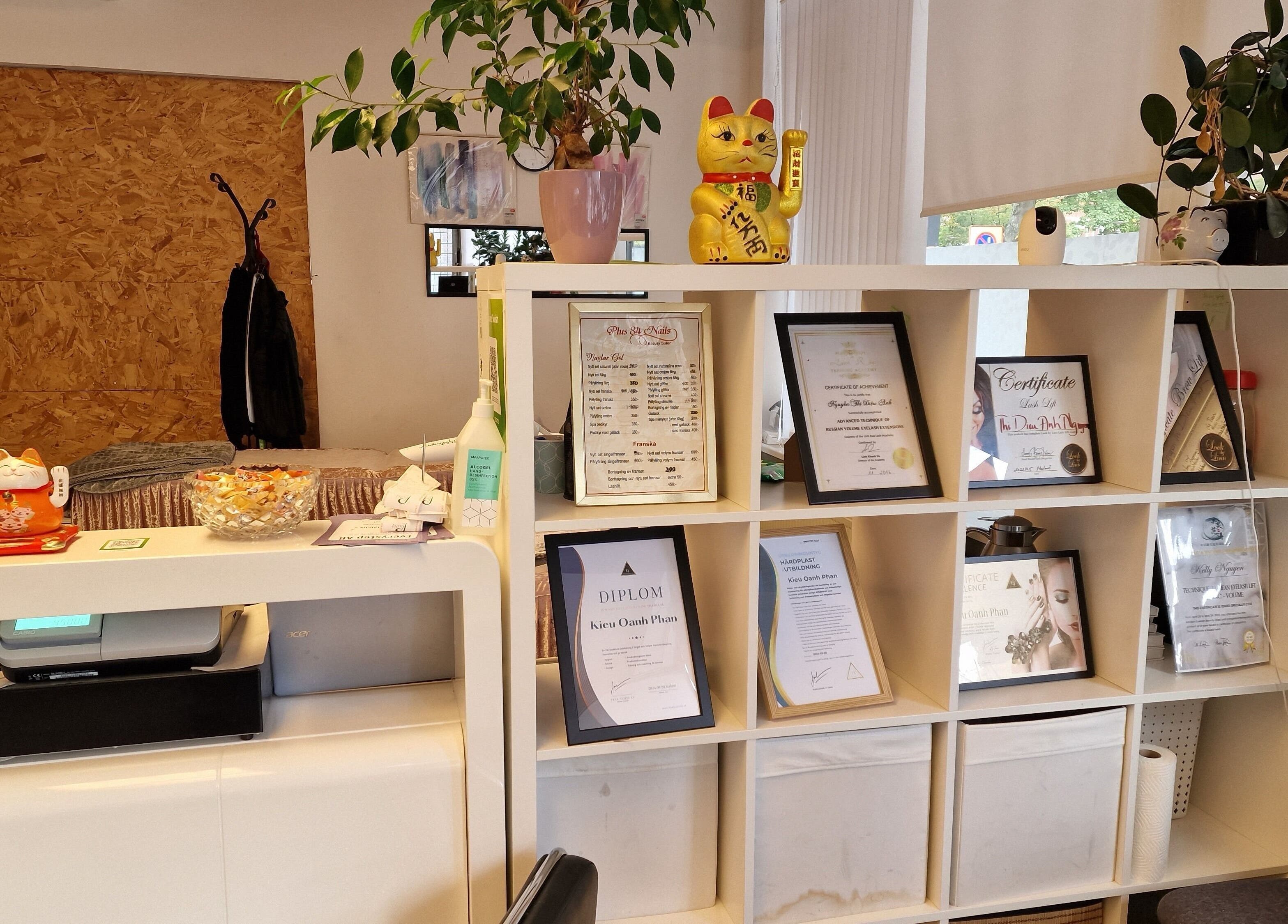 Plus 84 Nails utsmyckad vägg med certifikat i Landskrona, Skåne Län, SE.