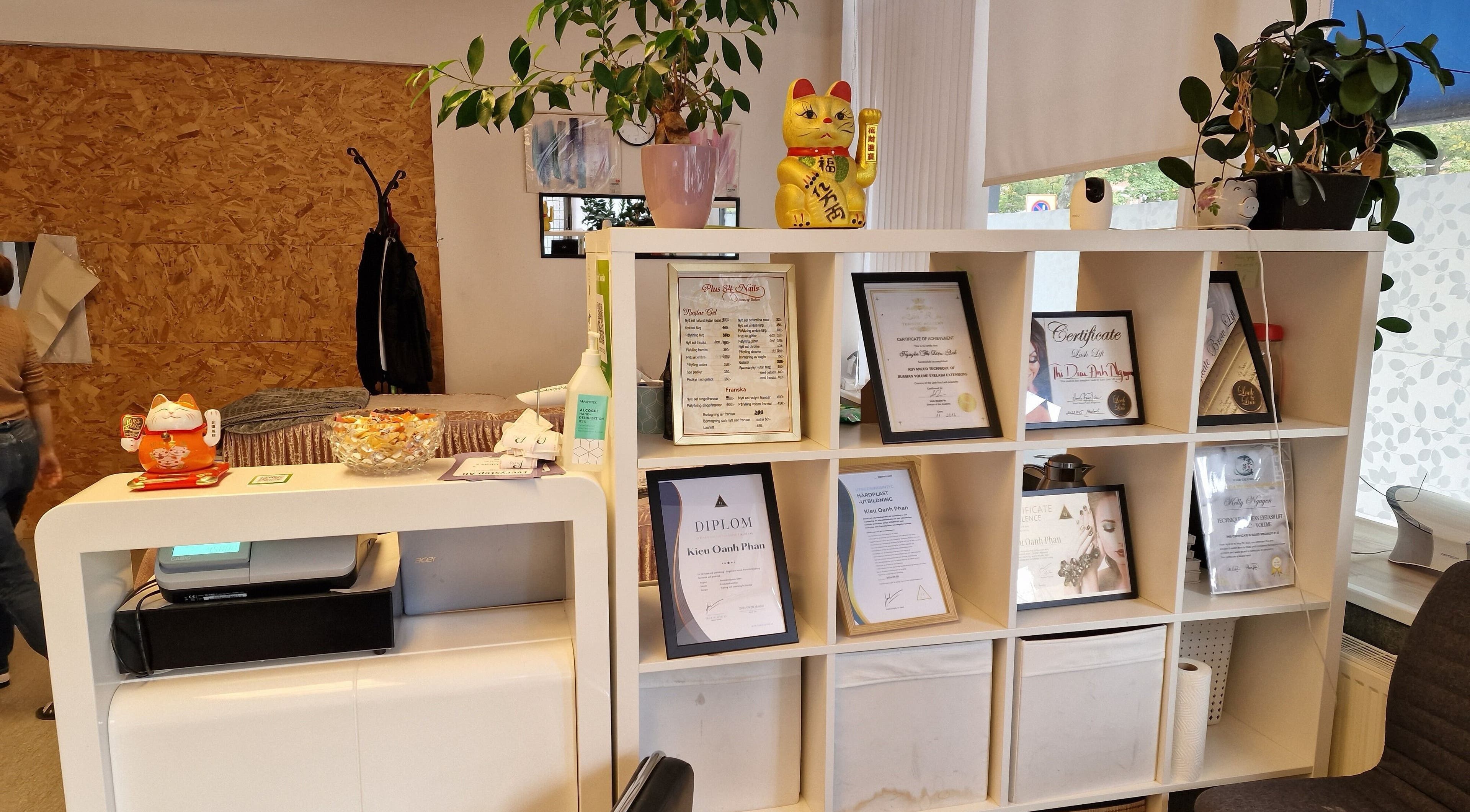 Plus 84 Nails utsmyckad vägg med certifikat i Landskrona, Skåne Län, SE.