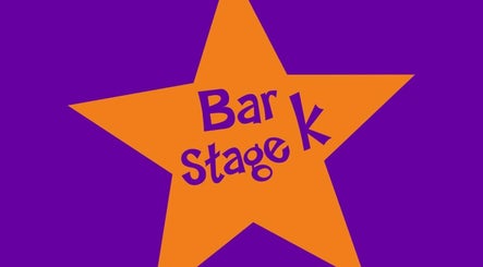 Logotipo de Barkstage en forma de estrella naranja sobre fondo púrpura, ubicado en Valencia, Comunidad Valenciana, ES.