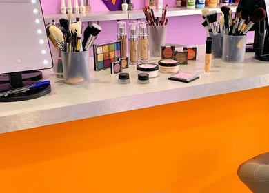 Mesa de maquillaje iluminada en Barkstage, Valencia, Comunidad Valenciana, ES.