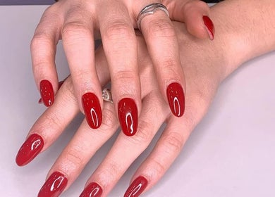Manicura roja impecable en Barkstage, Valencia, Comunidad Valenciana, ES.