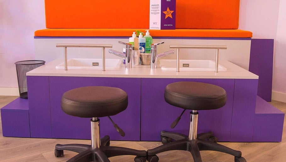 Zona de spa moderna en Barkstage, Valencia, Comunidad Valenciana, ES con asientos y lavamanos.