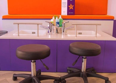 Zona de spa moderna en Barkstage, Valencia, Comunidad Valenciana, ES con asientos y lavamanos.