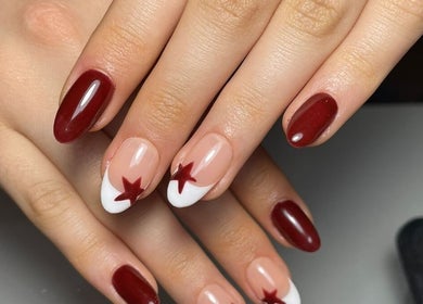 Manicura roja con estrellas en Zoia Beauty, San Carlos, Provincia De Buenos Aires, AR.