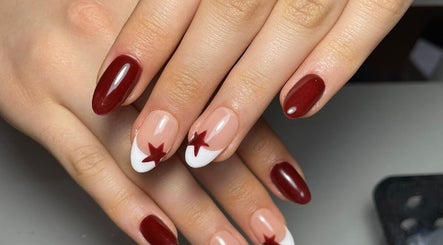 Manicura roja con estrellas en Zoia Beauty, San Carlos, Provincia De Buenos Aires, AR.