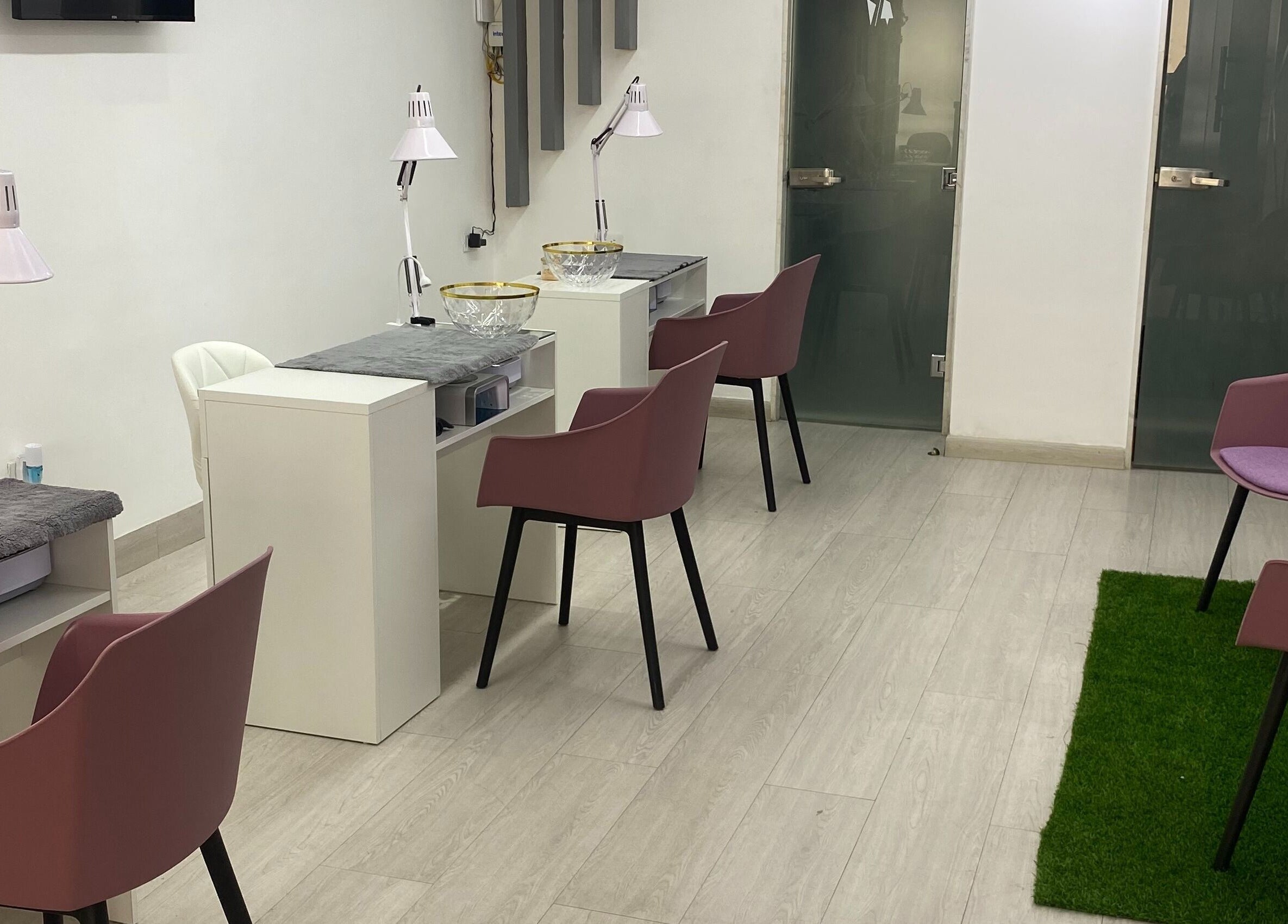 Estaciones de manicura modernas en Anaya Beauty Bar, Valencia, Carabobo, VE.