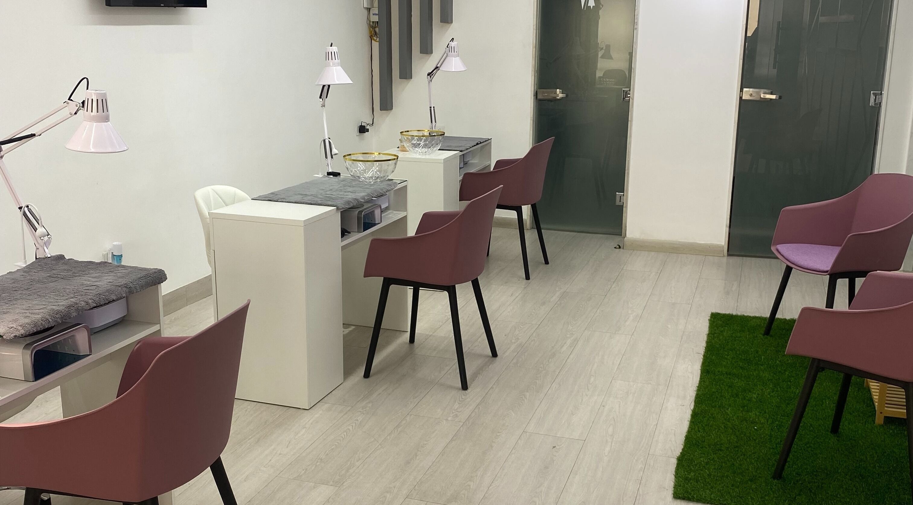 Estaciones de manicura modernas en Anaya Beauty Bar, Valencia, Carabobo, VE.