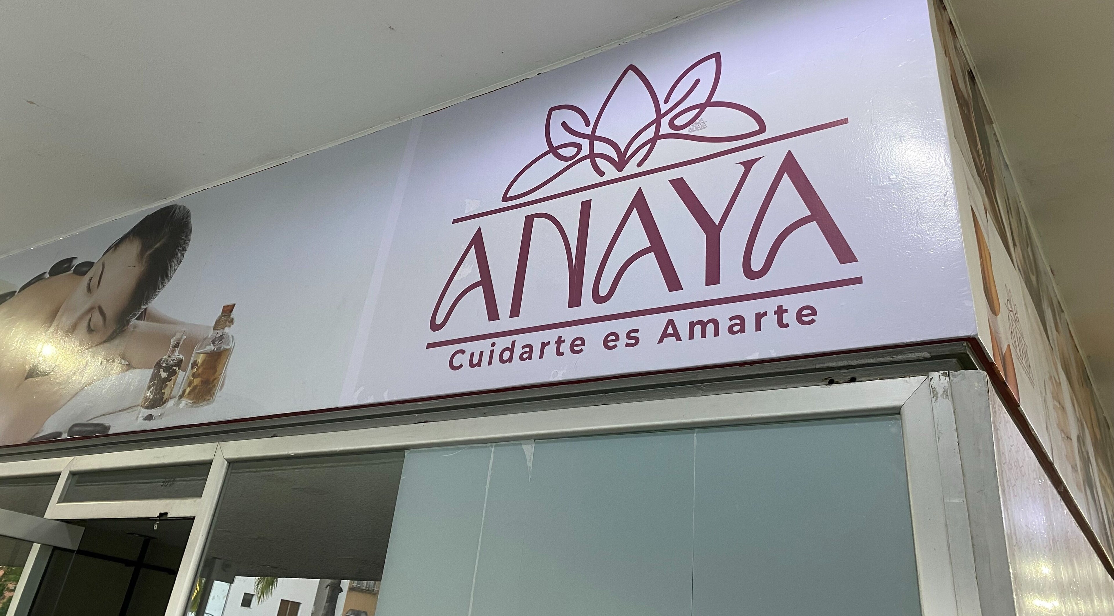 Entrada de Anaya Beauty Bar con logotipo y lema en Valencia, Carabobo, VE.