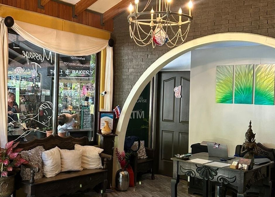 Relaxing lounge in Alegria Soul Spa, Puntarenas Province, CR, featuring cozy seating and elegant decor.