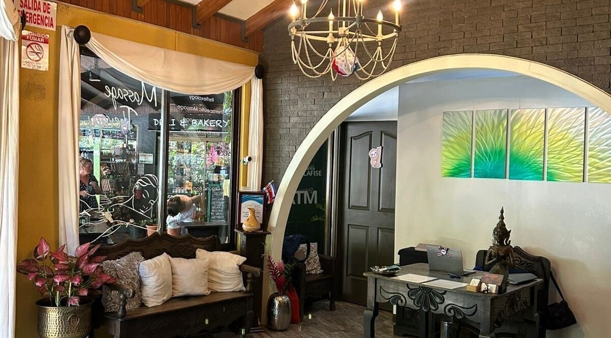 Relaxing lounge in Alegria Soul Spa, Puntarenas Province, CR, featuring cozy seating and elegant decor.