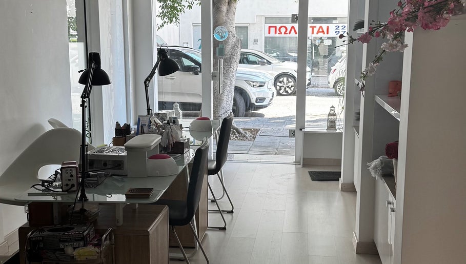 Современный интерьер маникюрного салона NailZone в центре Никосии, Лефкосия, CY.
