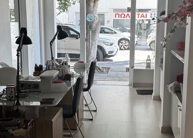 Современный интерьер маникюрного салона NailZone в центре Никосии, Лефкосия, CY.